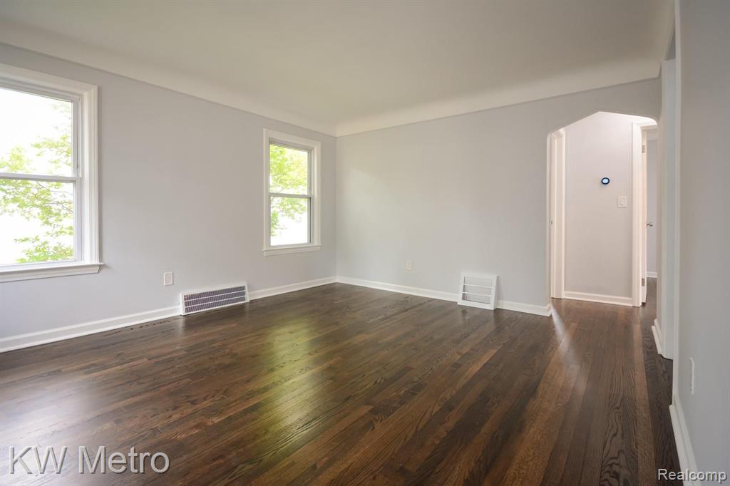 497 Roth Boulevard Clawson, MI 48017 - Photo 4 of 33