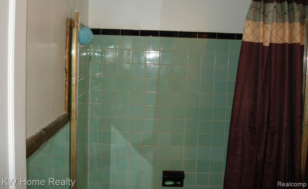 19310 Meyers Road Detroit, MI 48235 - Photo 9 of 11 Master Bathroom