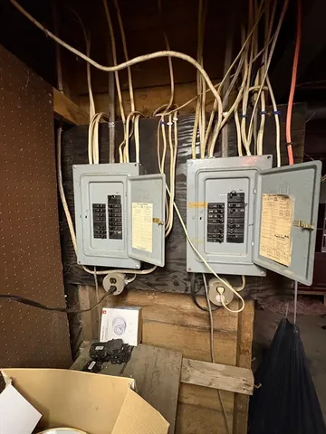 a view of a house with backyard