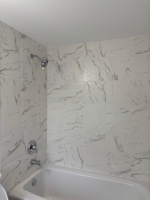 456 Franklin Boulevard Elgin, IL 60120 - Photo 12 of 32 a bathroom with a bathtub