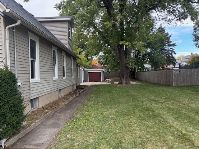 456 Franklin Boulevard Elgin, IL 60120 - Photo 27 of 32 a backyard of a house with lots of green space