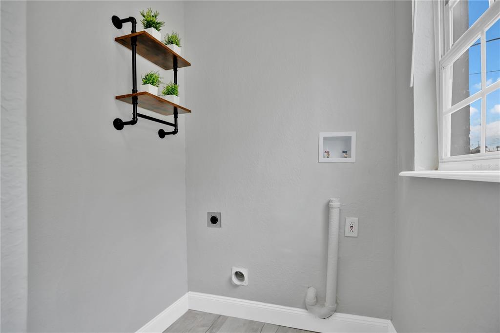 911 Indiana Street Orlando, FL 32805 - Photo 14 of 24 a view of room with windows