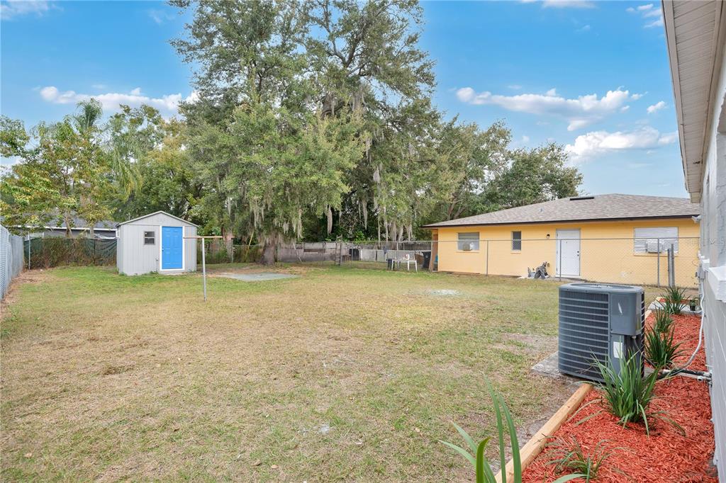 911 Indiana Street Orlando, FL 32805 - Photo 19 of 24 a backyard of a house