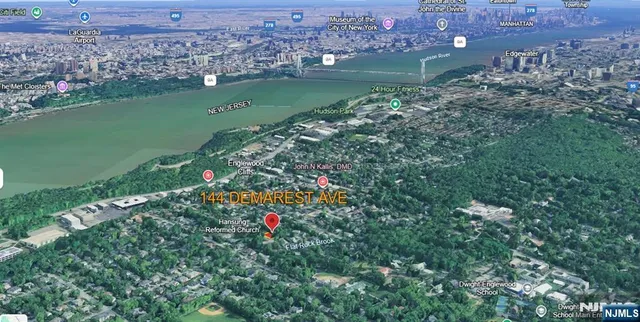 an aerial view of a houses with outdoor space and lake view