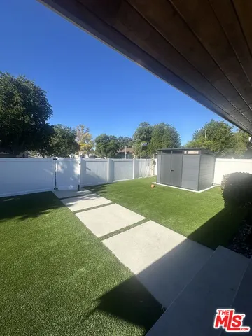a view of a backyard