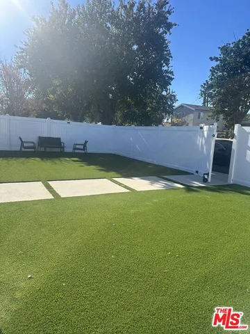 a view of a back yard