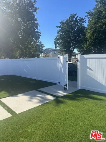 a view of a backyard