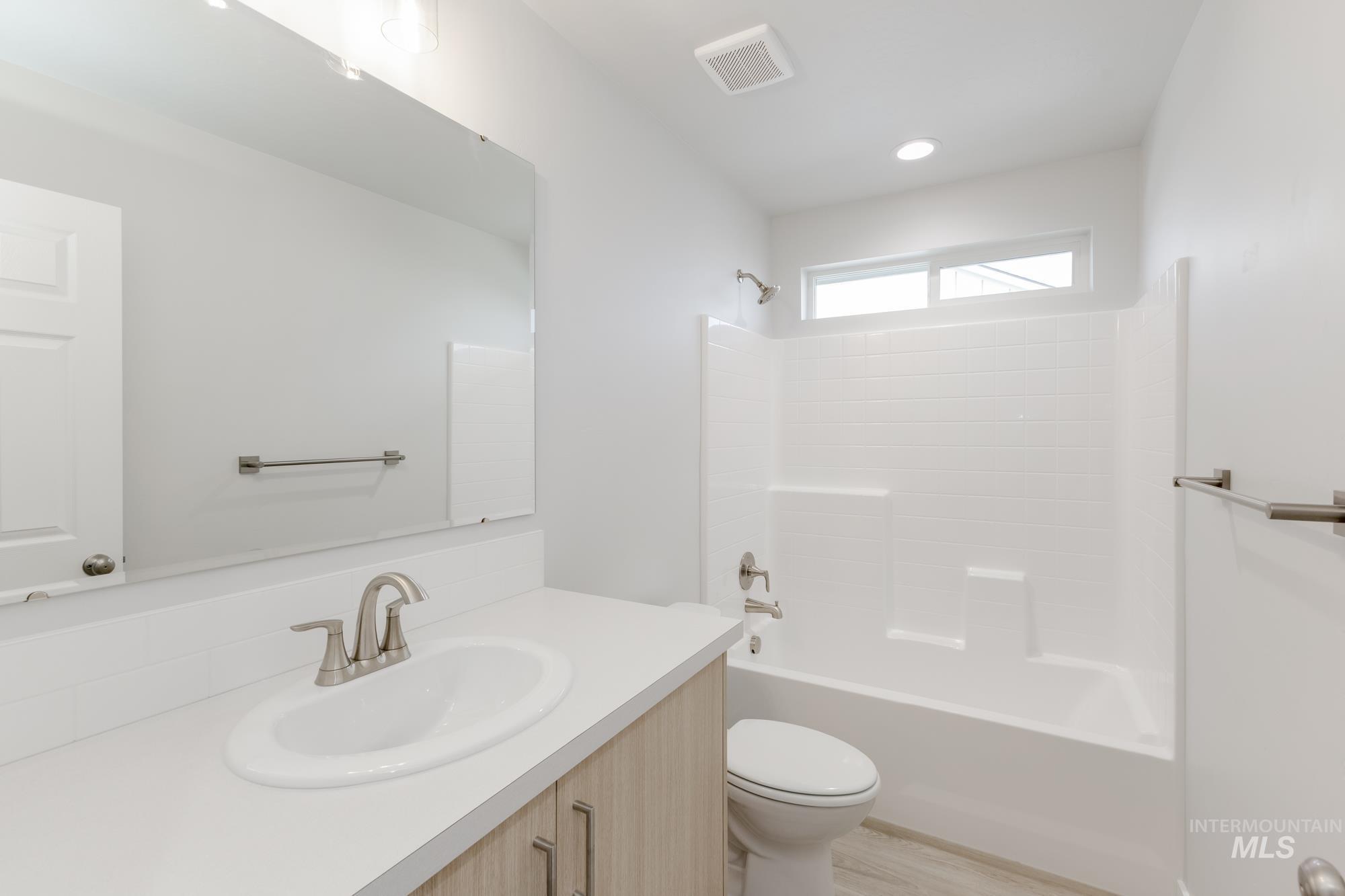 13683 Higley Court Caldwell, ID 83607 - Photo 24 of 31 Full bath with vanity and shower combination