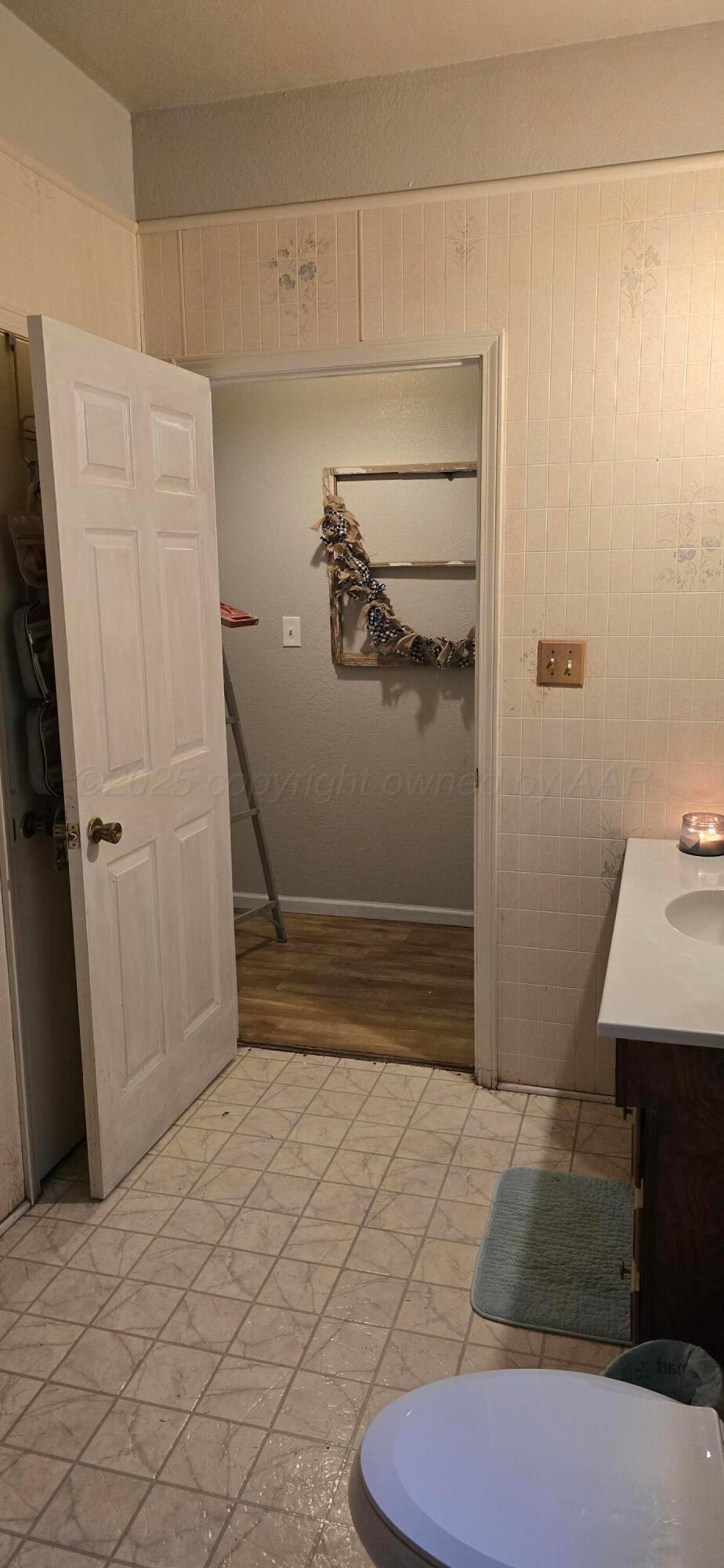 2115 Hemlock Street Borger, TX 79007 - Photo 20 of 43 a bathroom with a sink
