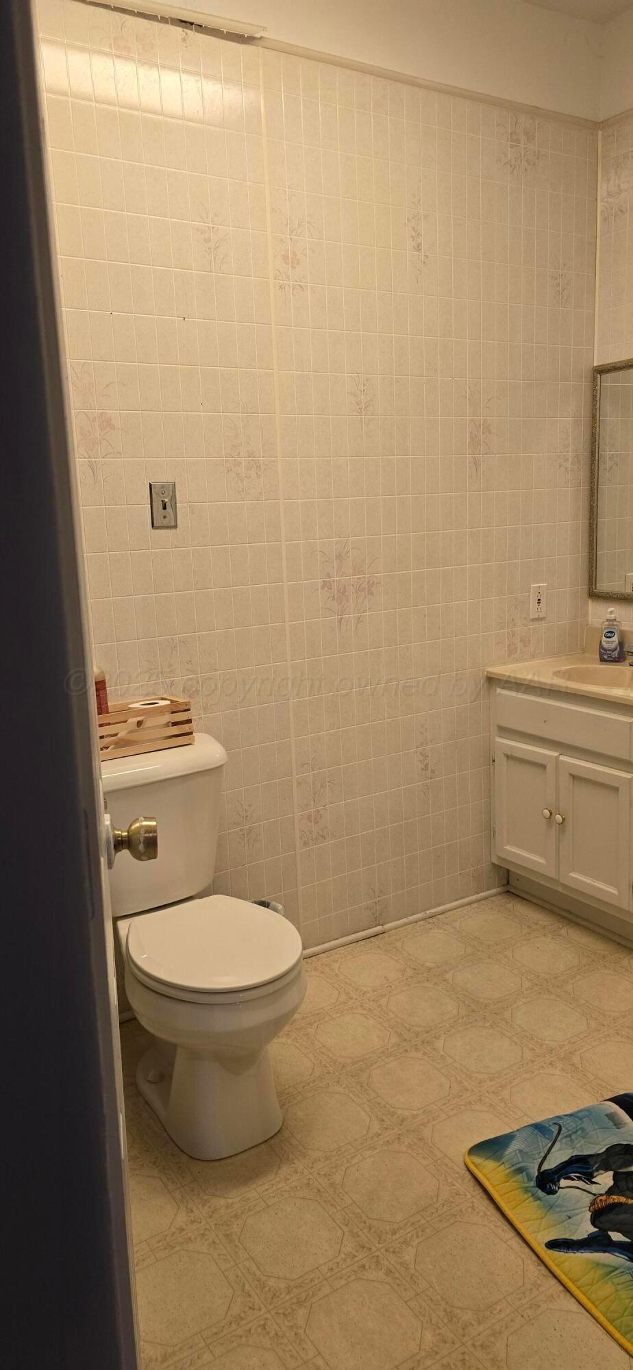 2115 Hemlock Street Borger, TX 79007 - Photo 21 of 43 a bathroom with a toilet and a sink