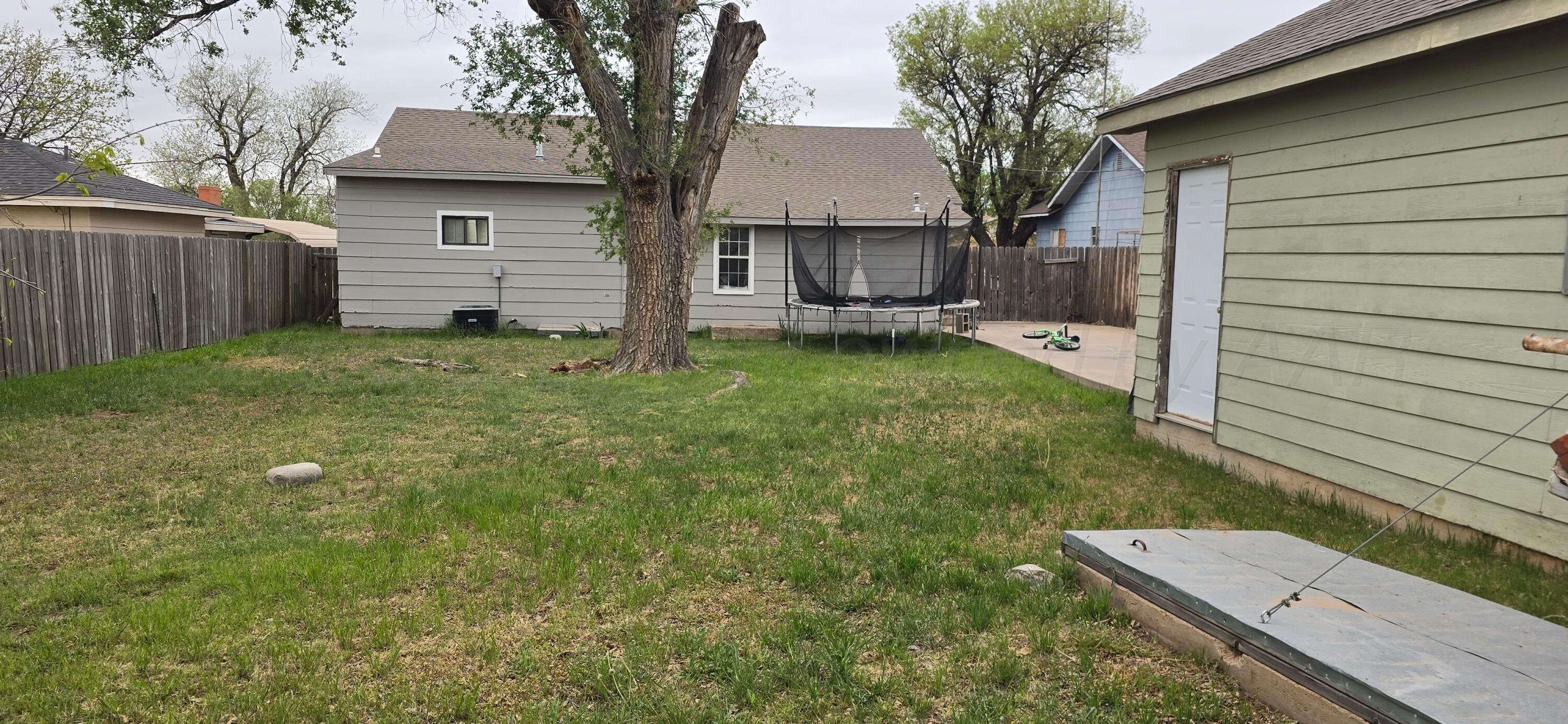 2115 Hemlock Street Borger, TX 79007 - Photo 41 of 43 a view of a back yard of the house