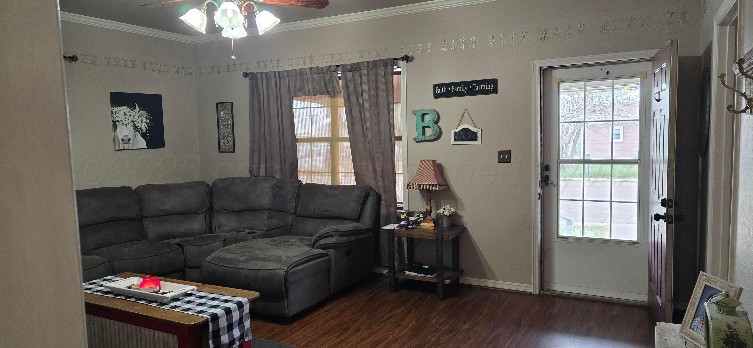 2115 Hemlock Street Borger, TX 79007 - Photo 7 of 43 a living room with furniture and a window