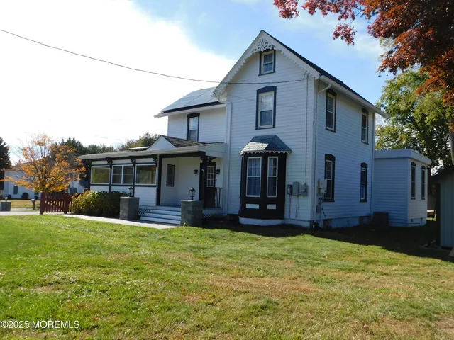 a view of a house with a yard
