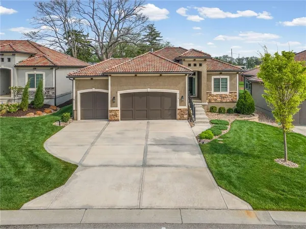 $529,900 | 2110 Northwest Ashurst Drive, Lee's Summit, MO 64081