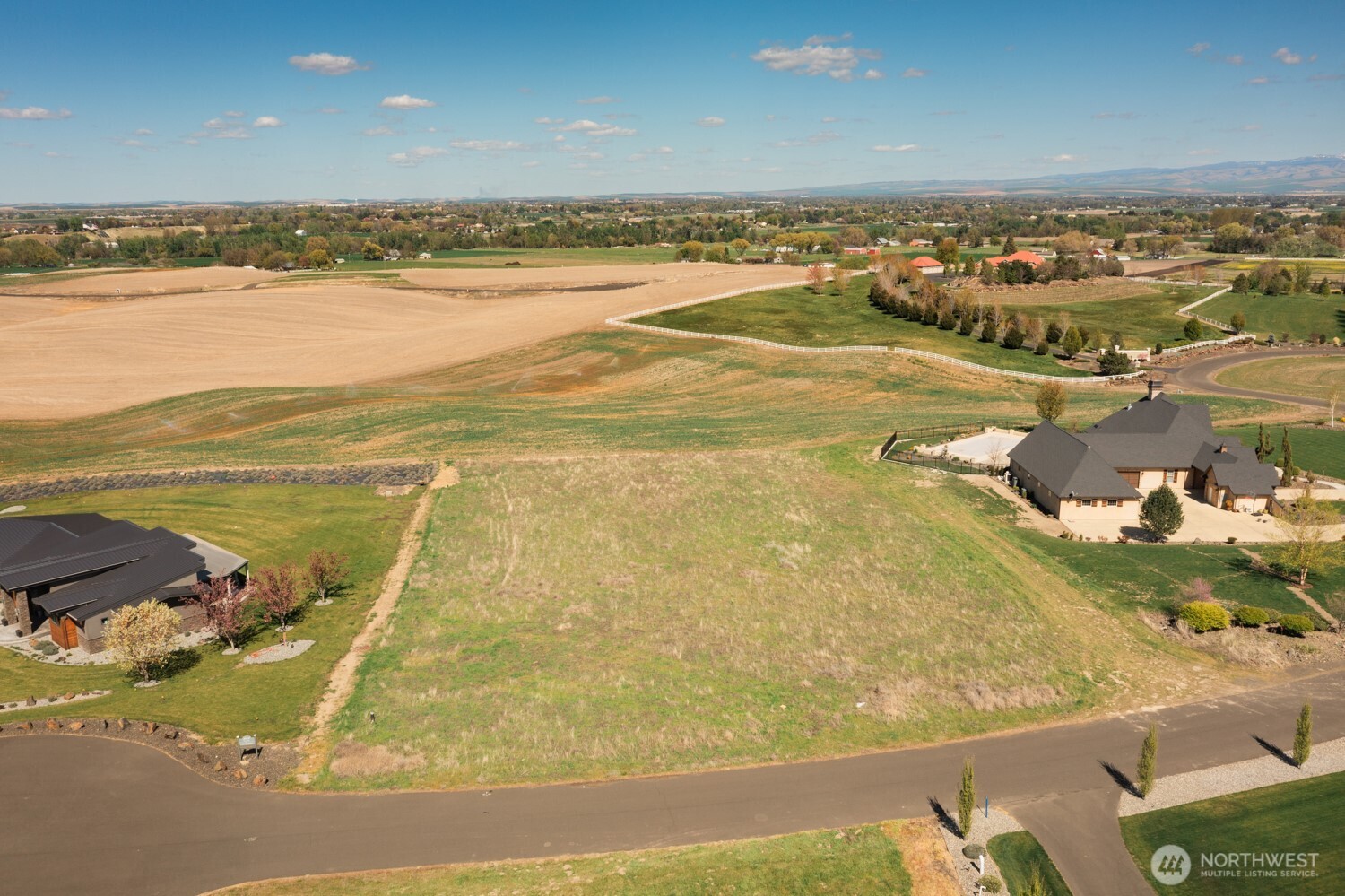 88 Red Hawk Road Walla Walla, WA 99362 - Photo 2 of 9 a view of an ocean and mountain