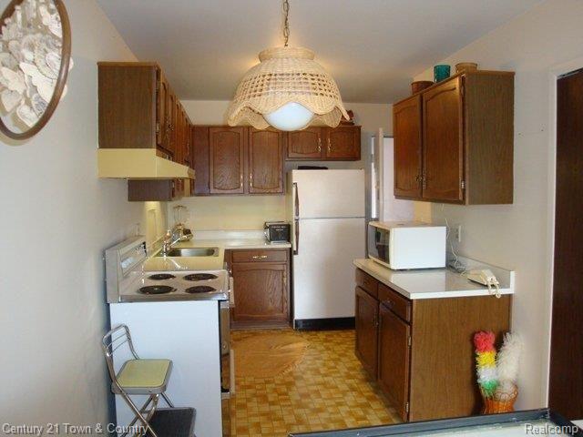 1996 Pondview Court Rochester, MI 48309 - Photo 6 of 11 Kitchen 1