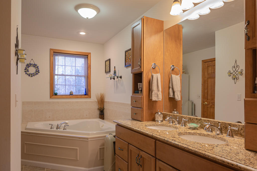 255 Hill Road Clinton, ME 04927 - Photo 11 of 30 First Floor Suite Bath w Jet Tub