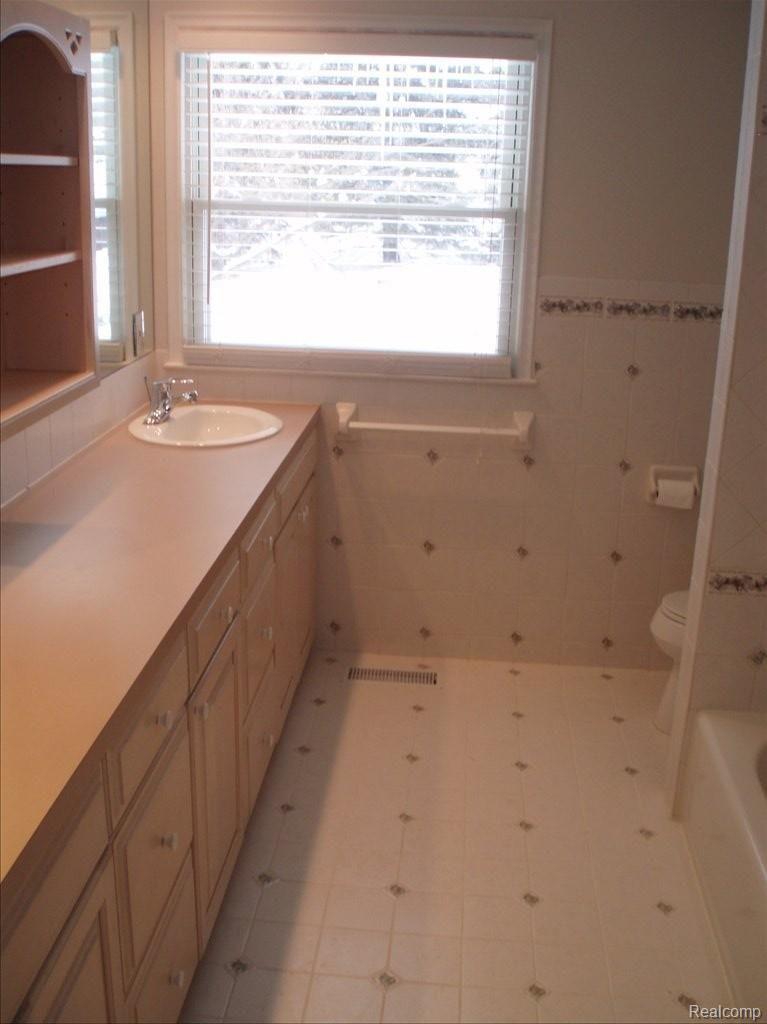 633 Millstone Drive Rochester, MI 48309 - Photo 8 of 17 main bath