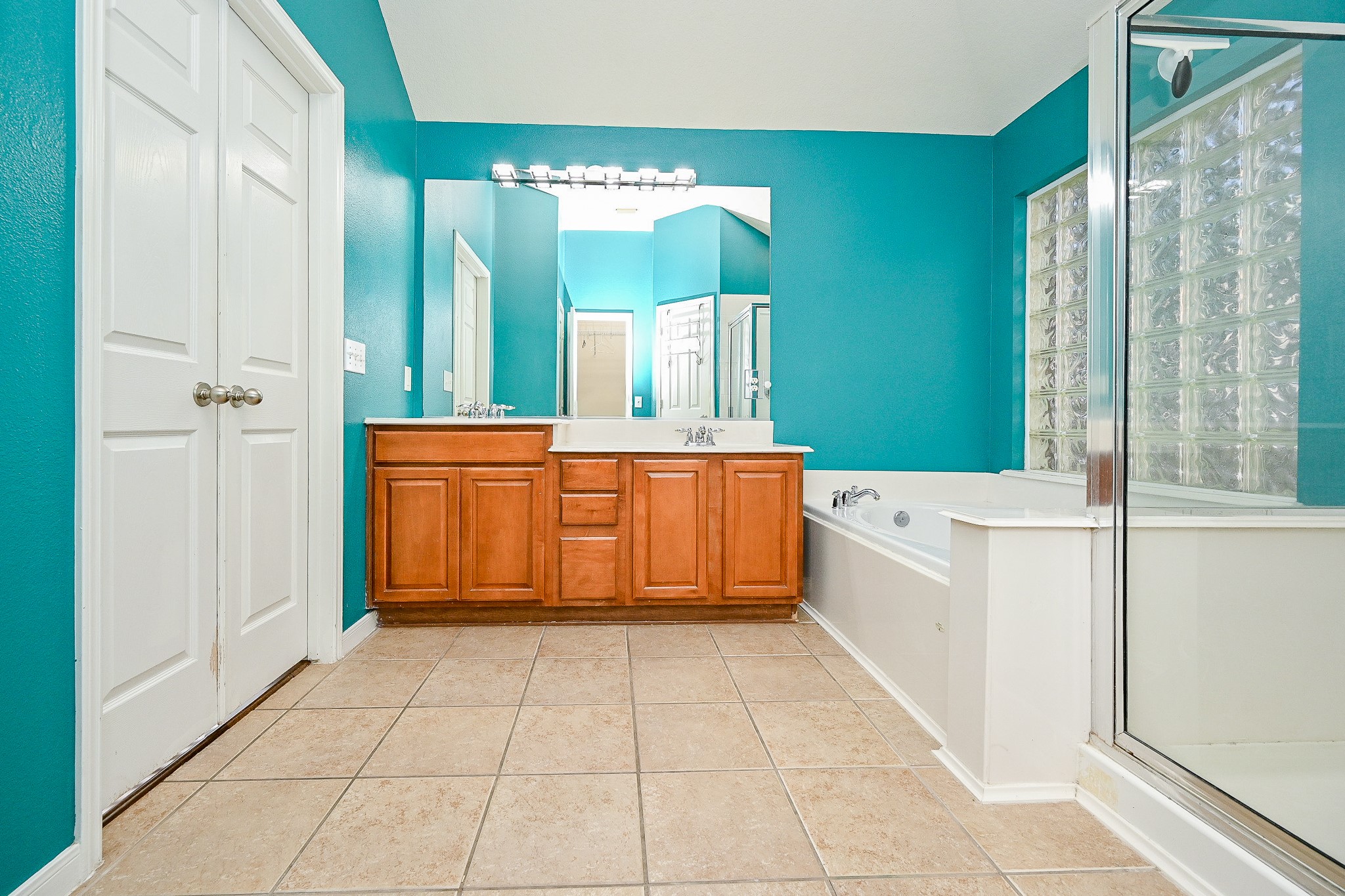 2726 Redwick Drive Spring, TX 77388 - Photo 28 of 32 a bathroom with a tub a sink and a large mirror