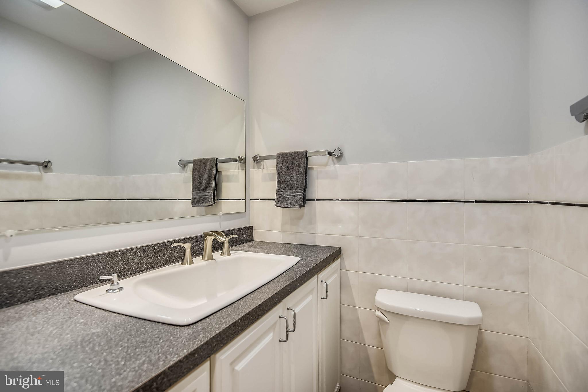 2405 Paddock Lane Reston, VA 20191 - Photo 19 of 50 Hall bath