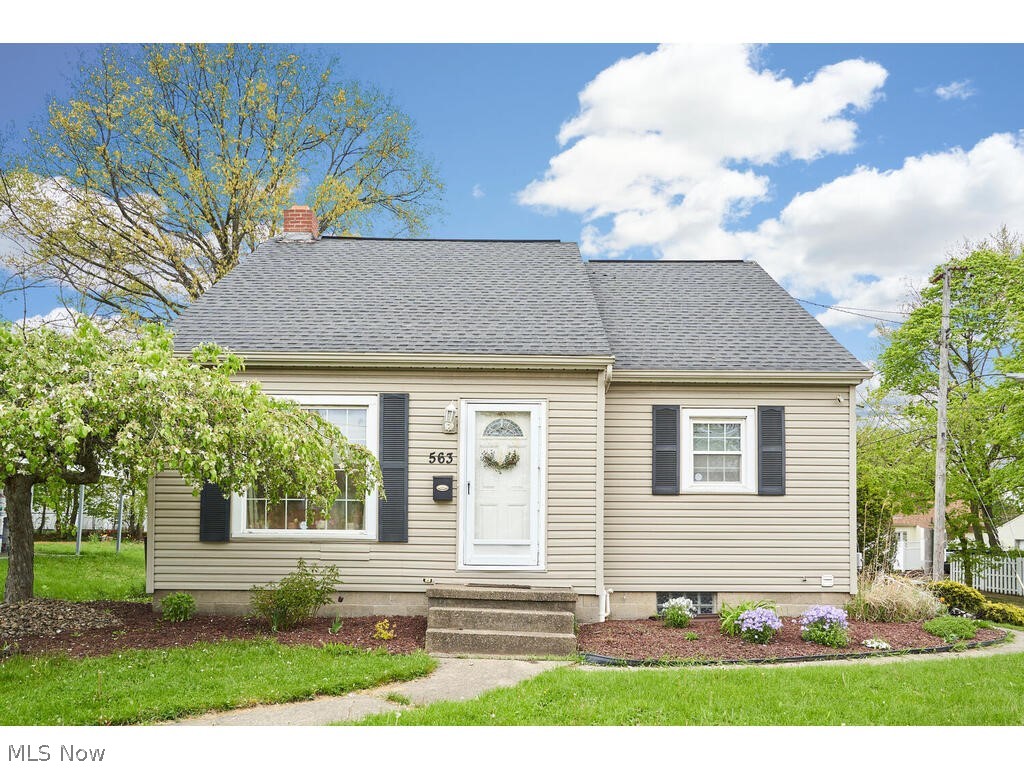 563 East Wilbeth Road Akron, OH 44301 - Photo 1 of 19 View of front facade featuring a front yard