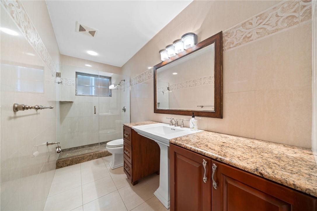3800 North Park Road Hollywood, FL 33021 - Photo 19 of 27 a bathroom with a sink a vanity and a mirror
