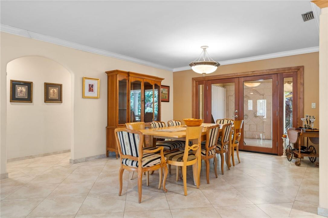 3800 North Park Road Hollywood, FL 33021 - Photo 7 of 27 a dining room with furniture and window