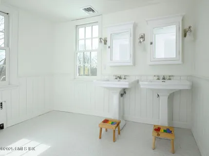 $4,350,000 | 331 Round Hill Road, Greenwich, CT 06831