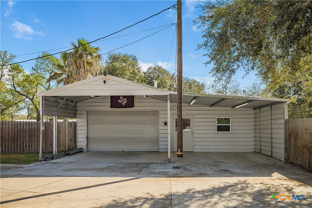 204 Brooks Road Victoria, TX 77904 - Photo 16 of 22 a front view of a house with a yard