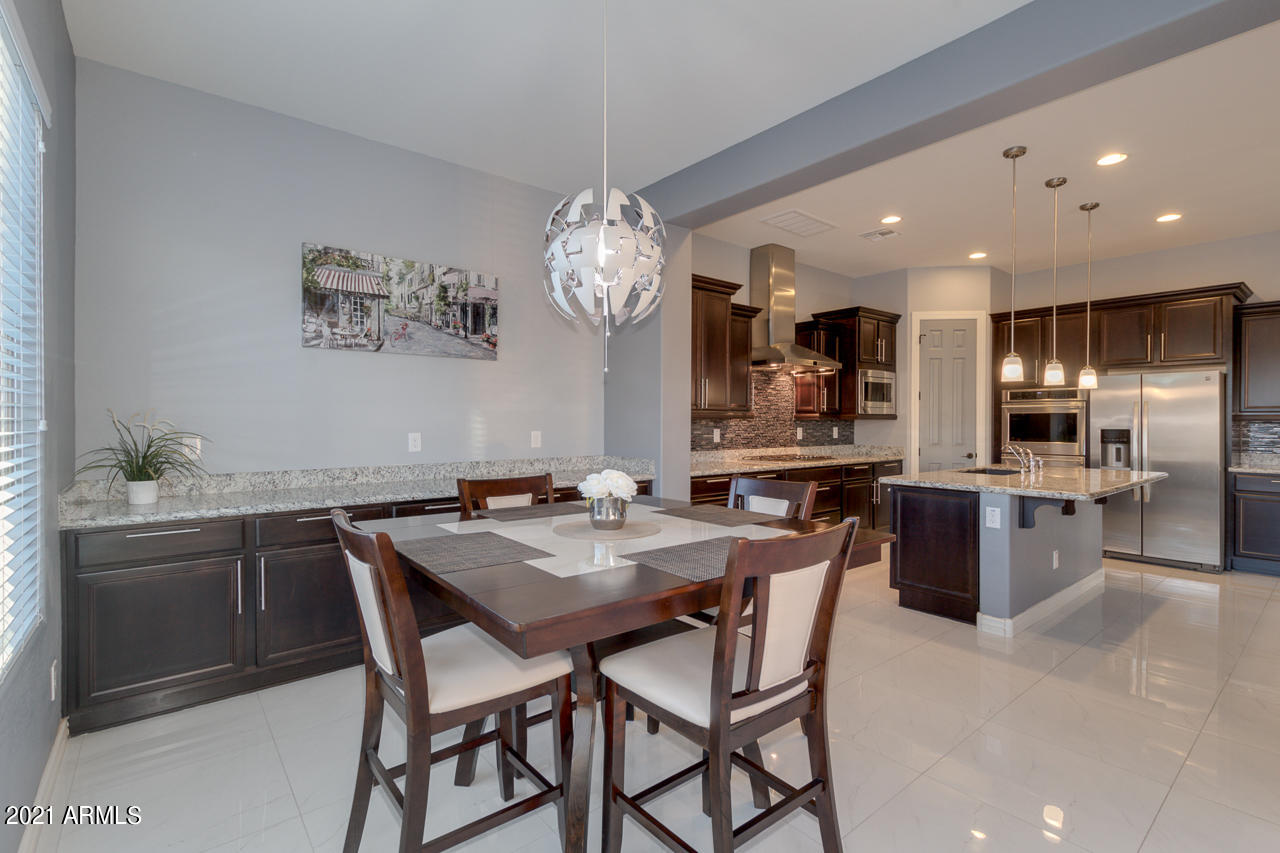 2237 East Saddlebrook Road Gilbert, AZ 85298 - Photo 11 of 49 Kitchen/breakfast nook
