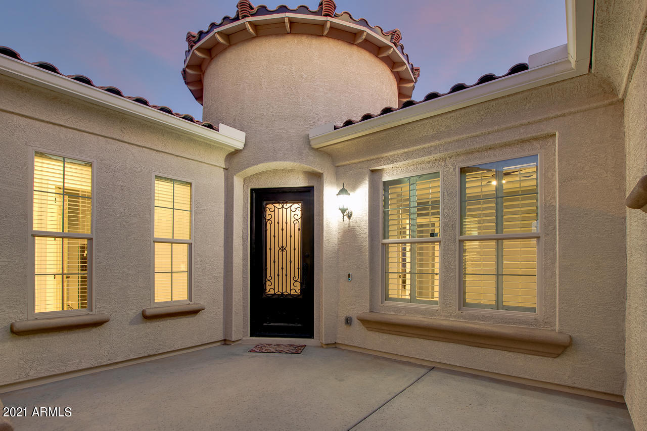 2237 East Saddlebrook Road Gilbert, AZ 85298 - Photo 4 of 49 Front courtyard