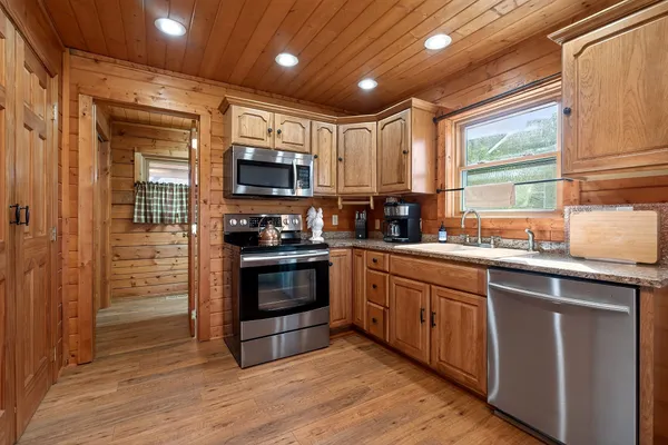 $819,000 | 142 Rayahs Way, Quebeck, TN 38579