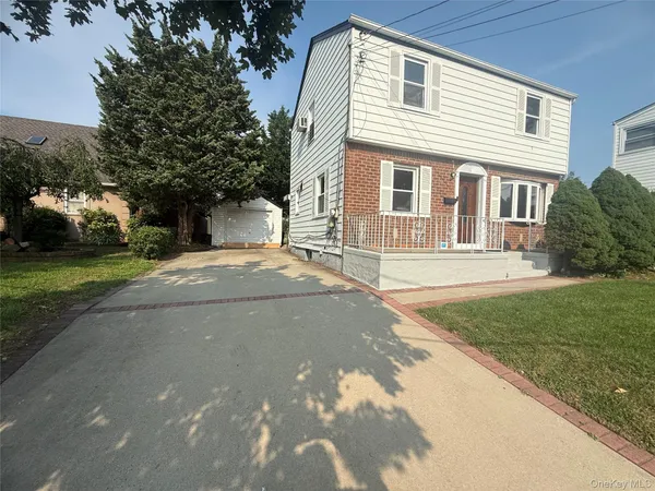 $4,200 | 410 Herricks Road, Mineola, NY 11501