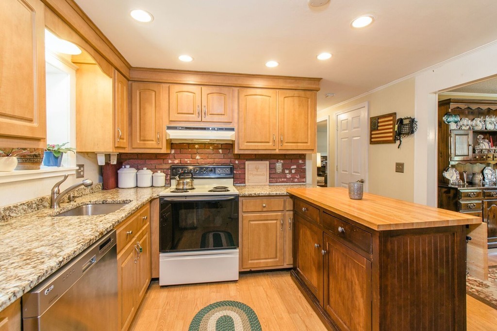 44 Jordan Road Plymouth, MA 02360 - Photo 8 of 26 Gallery Image 8