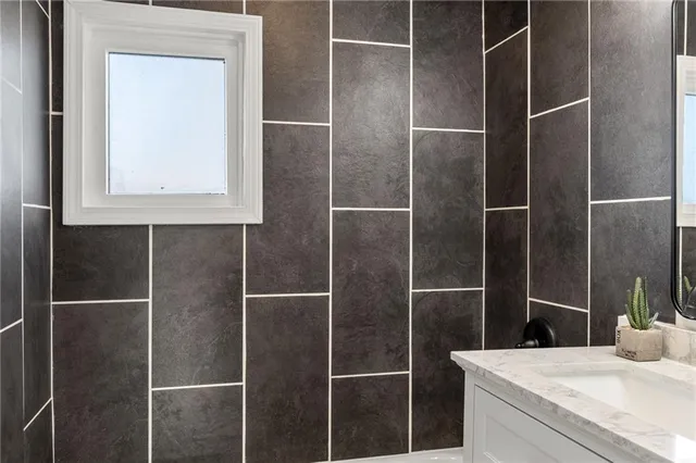 $215,000 | 137 West 85th Street, Kansas City, MO 64114