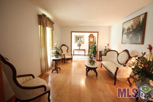 398 Hodson Lane Raceland, LA 70394 - Photo 3 of 16 Living Room