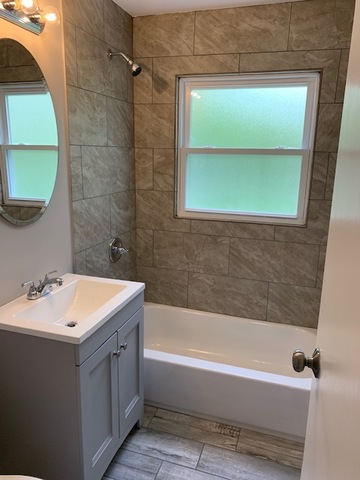 535 Willow Road Wauconda, IL 60084 - Photo 4 of 17 a bathroom with a sink and a bathtub