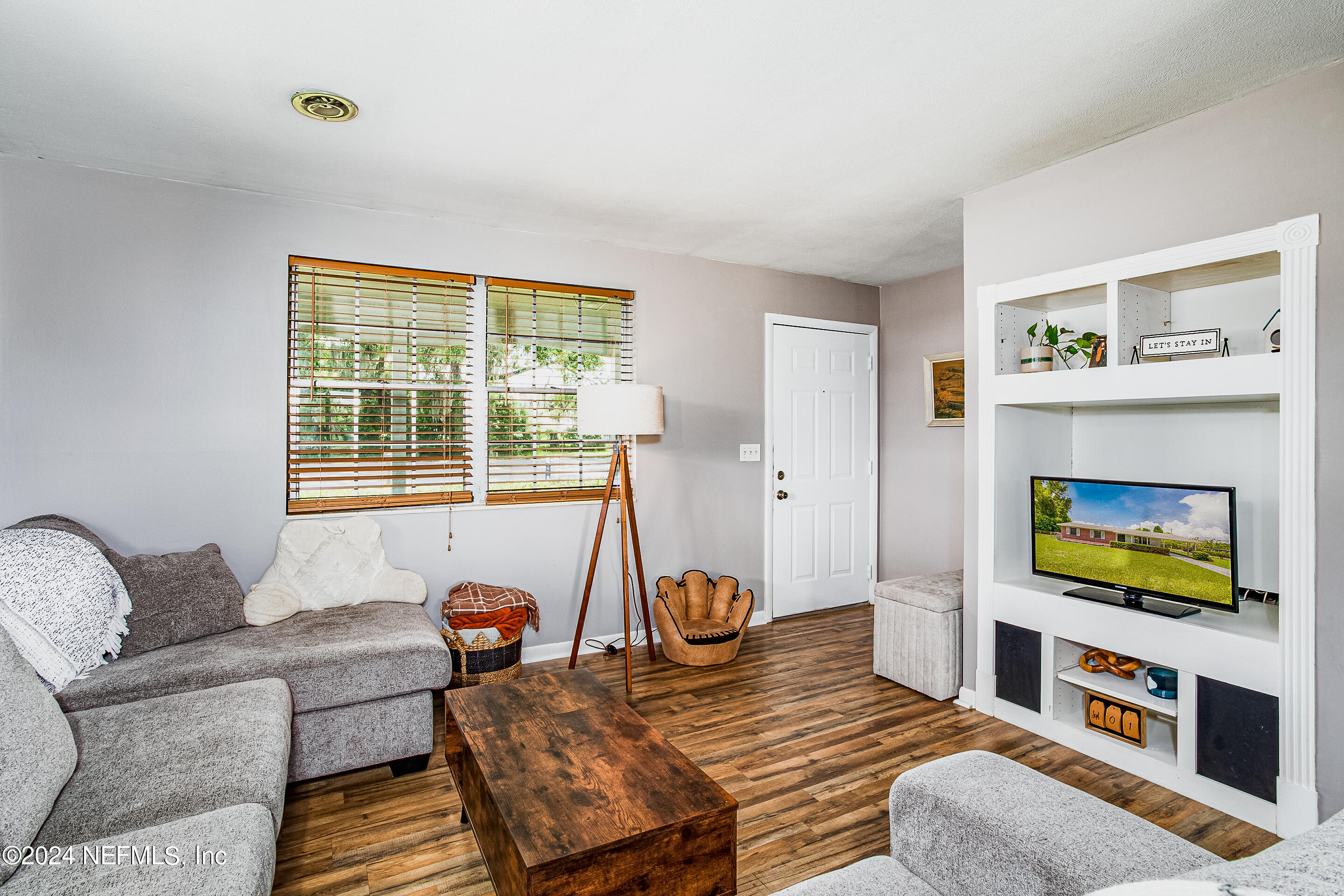 941 Memorial Park Road Jacksonville, FL 32221 - Photo 5 of 29 941 Memorial Park -6 living room2