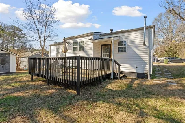 a view of a house with a yard