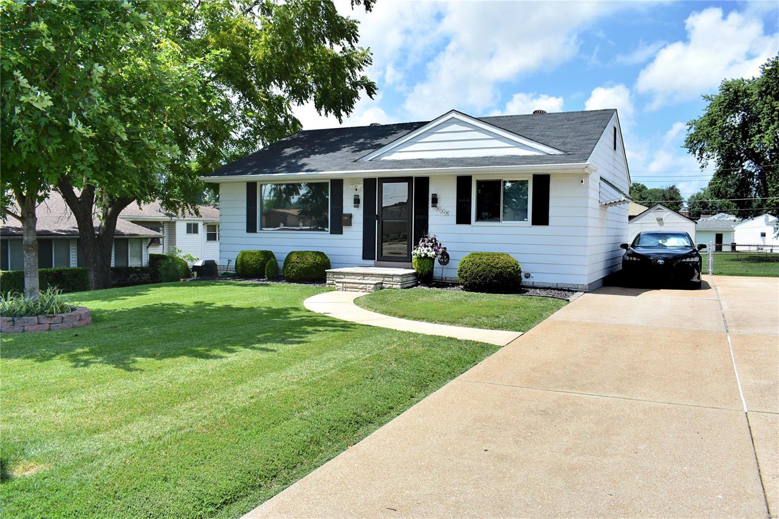 819 Union Road St. Louis, MO 63123 - Photo 1 of 27