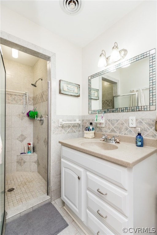 4115 Poplar Grove Road Midlothian, VA 23112 - Photo 17 of 36 a bathroom with a sink and a mirror