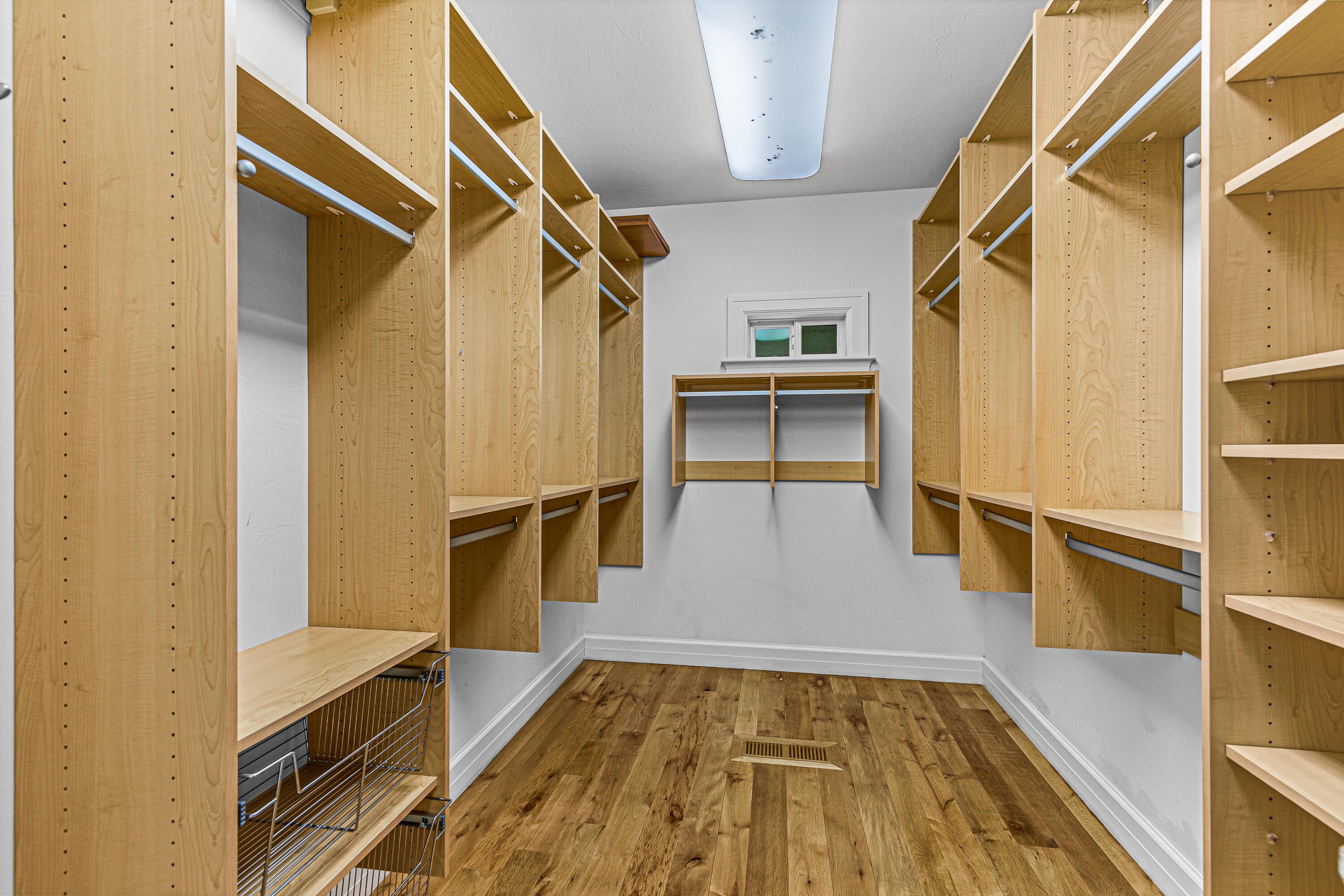 1820 Dry Creek Road Eagle Point, OR 97524 - Photo 41 of 64 Master Walk-in Closet