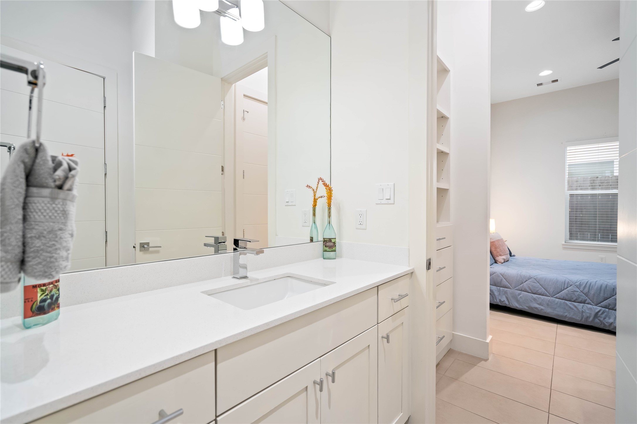 2004 Rosedale Street, Unit F Houston, TX 77004 - Photo 15 of 33 a en suite bathroom with a sink and a mirror