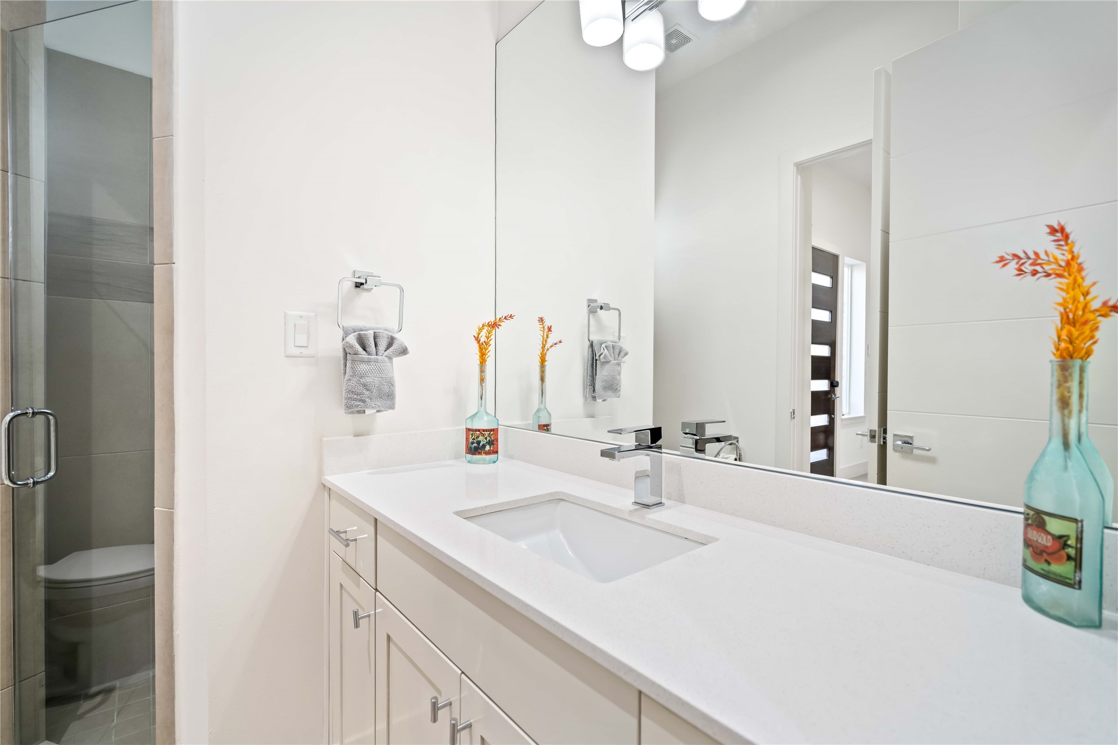 2004 Rosedale Street, Unit F Houston, TX 77004 - Photo 16 of 33 a bathroom with a sink and a mirror