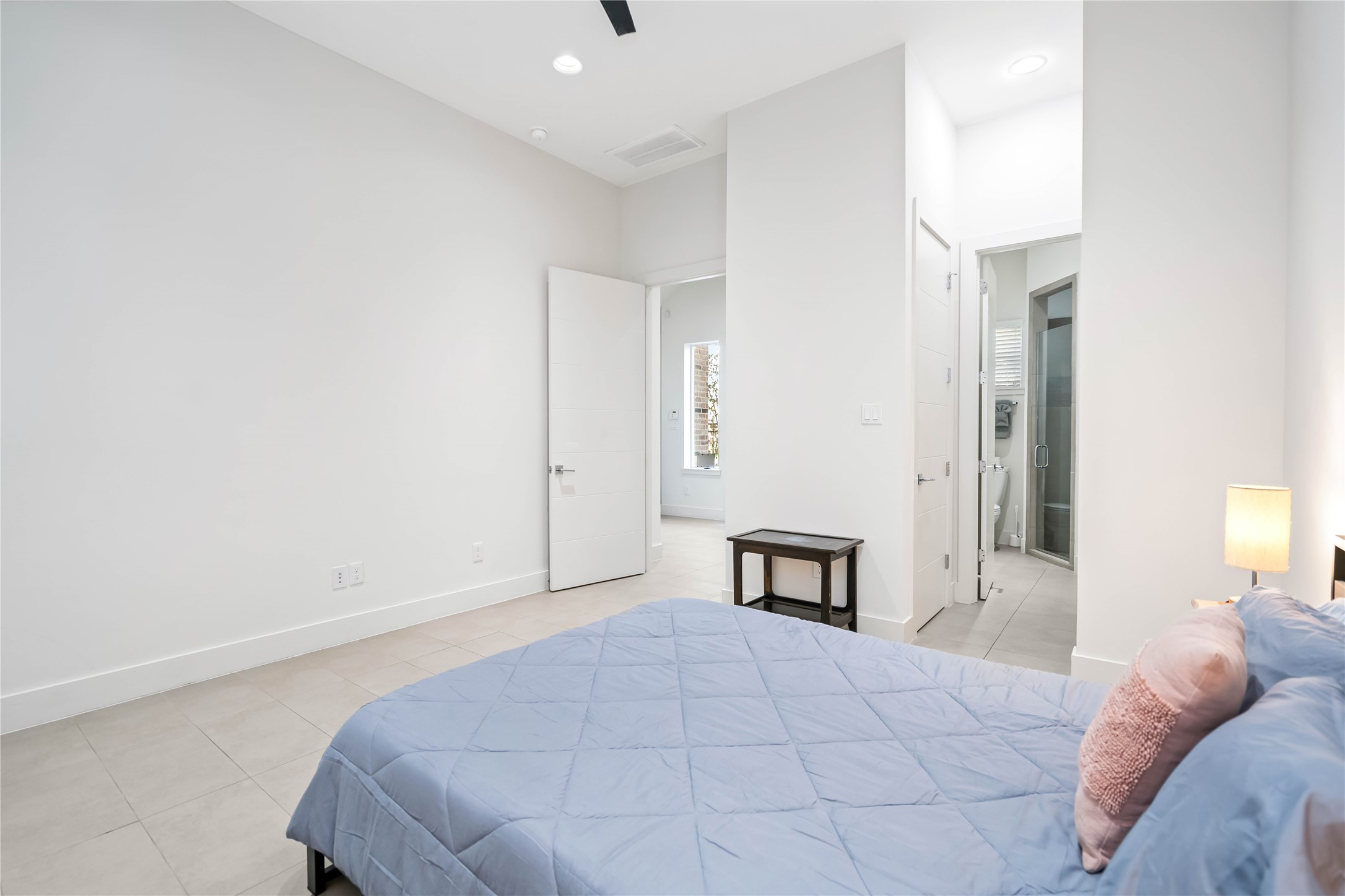 2004 Rosedale Street, Unit F Houston, TX 77004 - Photo 18 of 33 a bedroom with a bed and a table