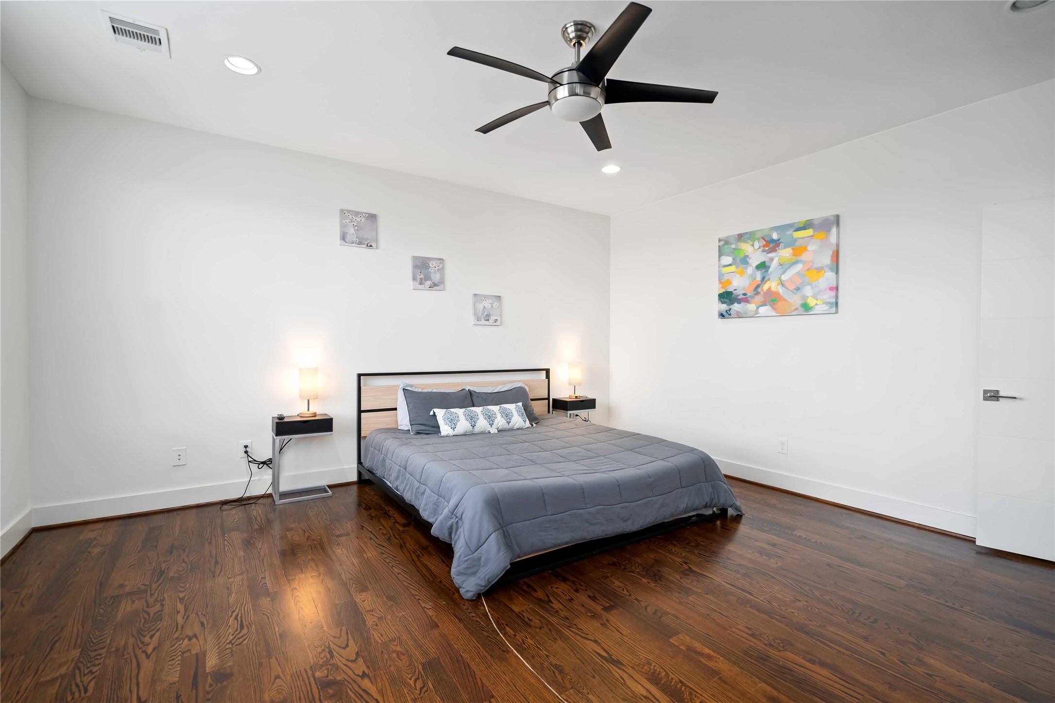 2004 Rosedale Street, Unit F Houston, TX 77004 - Photo 20 of 33 a bedroom with a bed and a ceiling fan