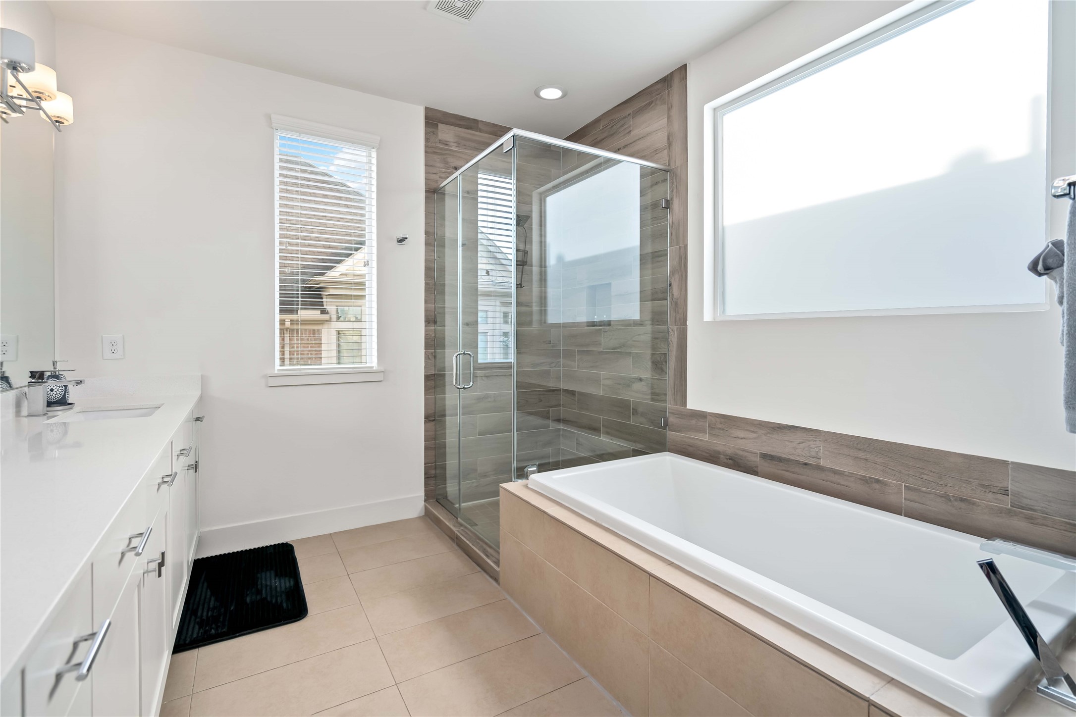 2004 Rosedale Street, Unit F Houston, TX 77004 - Photo 23 of 33 a bathroom with a bathtub and a sink