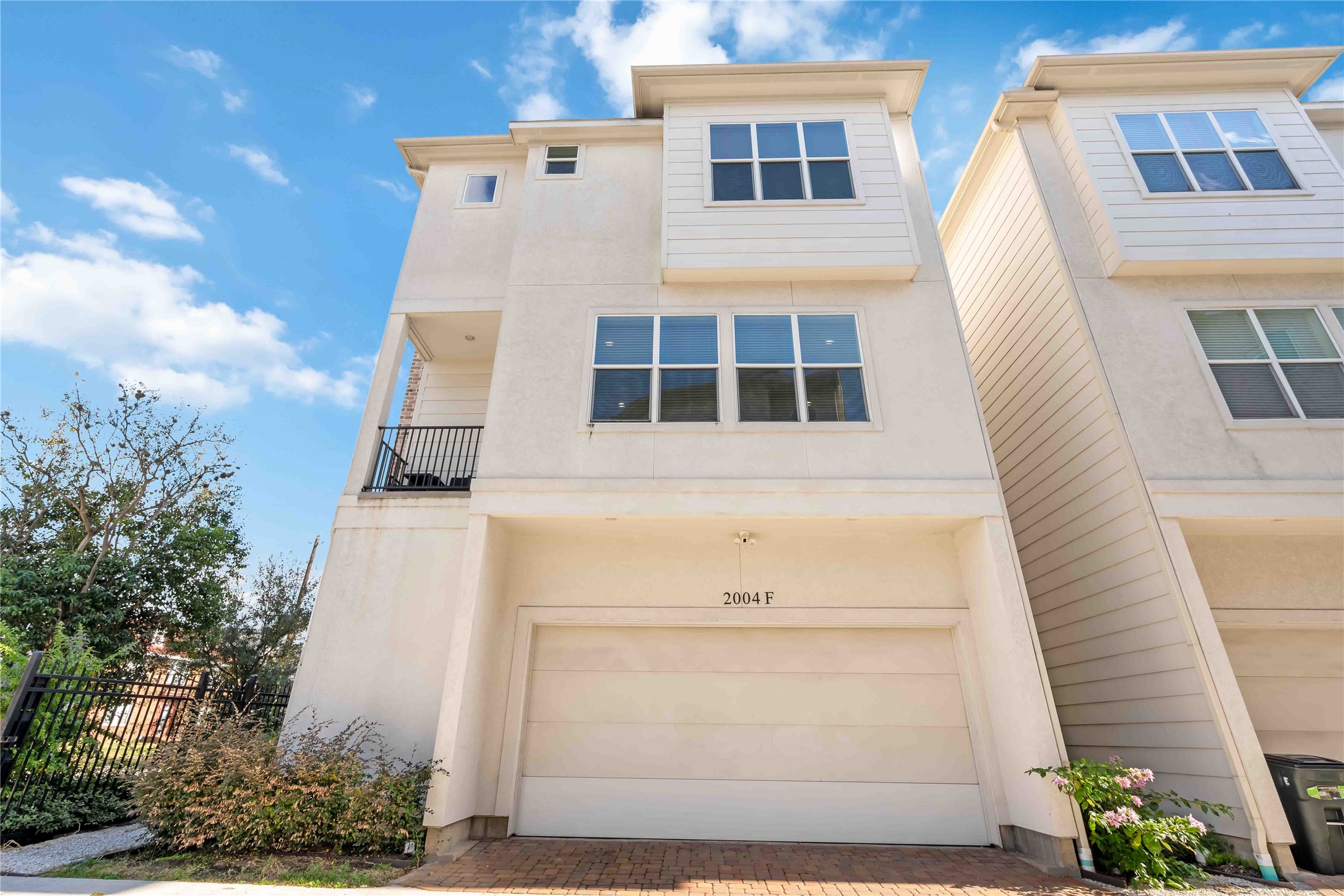 2004 Rosedale Street, Unit F Houston, TX 77004 - Photo 32 of 33 a front view of a house