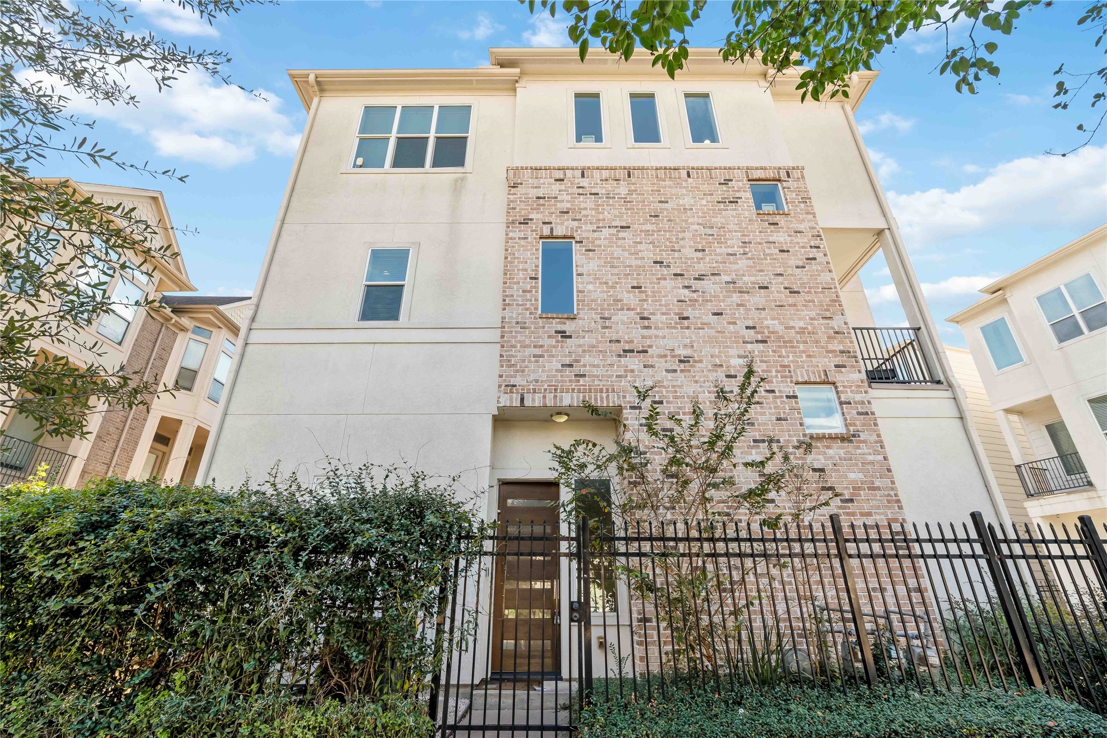 2004 Rosedale Street, Unit F Houston, TX 77004 - Photo 33 of 33 front view of a house
