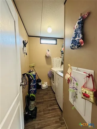 a view of entryway with a garden